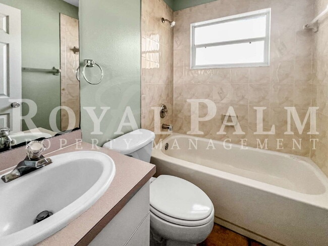 Building Photo - 1909 SW Santa Barbara Pl