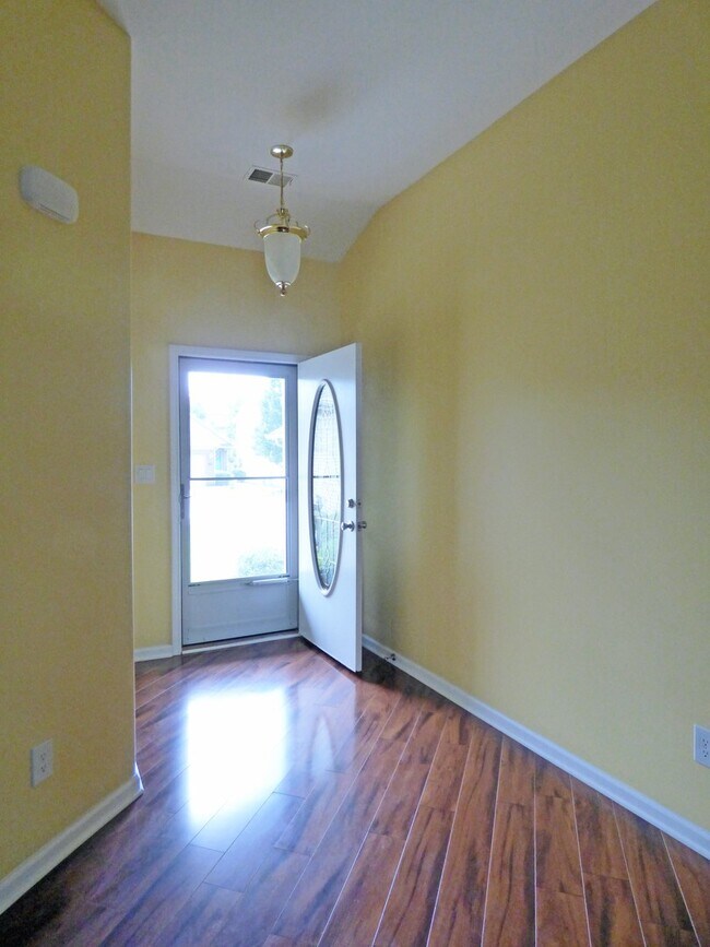 Building Photo - Beautiful 3 BR, 2 Bath Home, All Electric, Vaulted Ceilings, Walk-In Closets, Garage