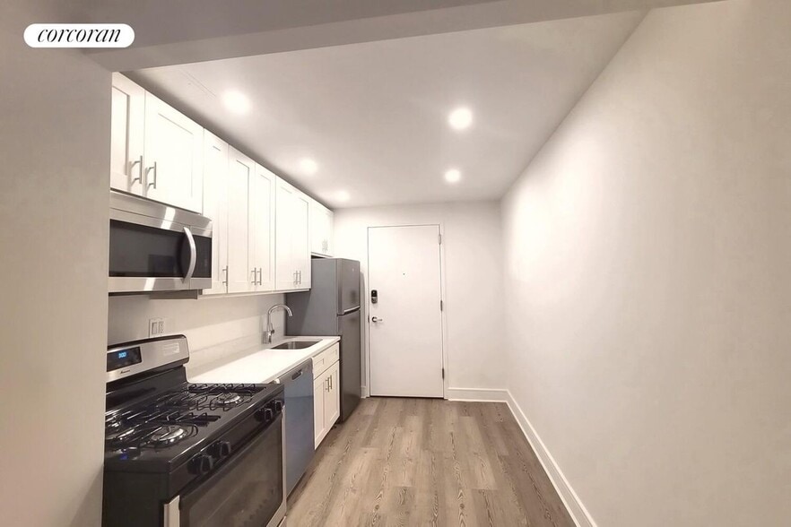 Building Photo - 45 W 81st St