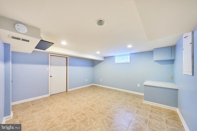 Building Photo - 2319 Riverview Terrace