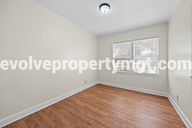Building Photo - FULLY RENOVATED BERCLAIR RENTAL!