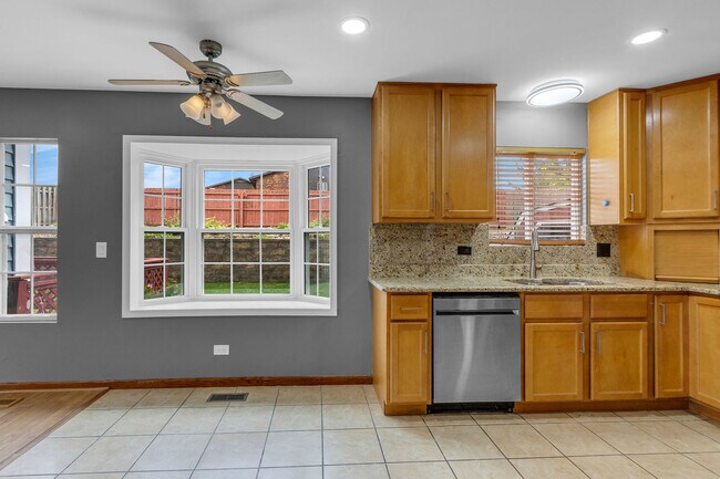 Building Photo - 2S601 River Oaks Dr