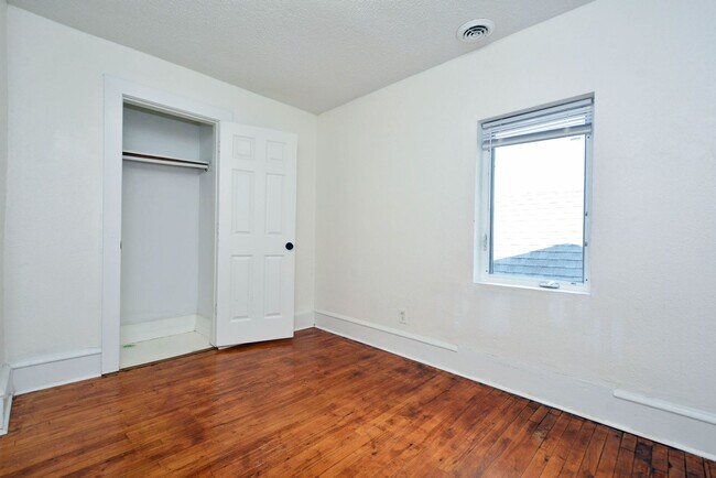 Building Photo - 2709 Bloomington Ave