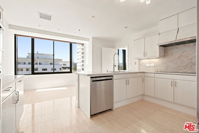 Building Photo - 10724 Wilshire Blvd