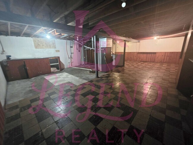 Building Photo - 3 Bedrooms | 1 Bathroom | Hardwood Floors | Bright Living/Dining Area | Galley Kitchen | Unfinish...