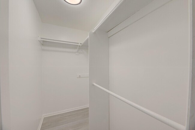 Building Photo - 473 Burgundy N