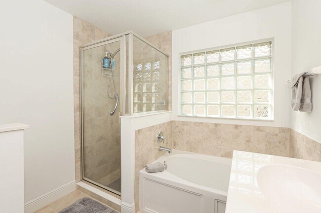 Building Photo - 9756 Palm Breezes Dr