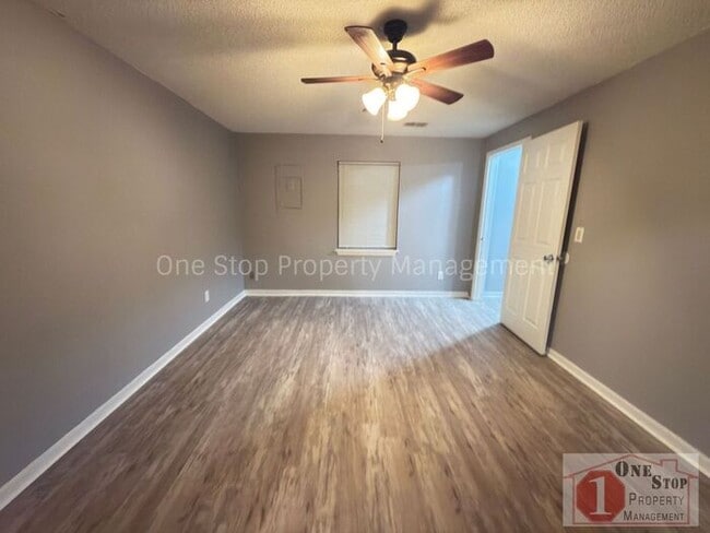 Building Photo - 3 bedroom, 2 bathroom duplex in Lee's Summit, MO!!