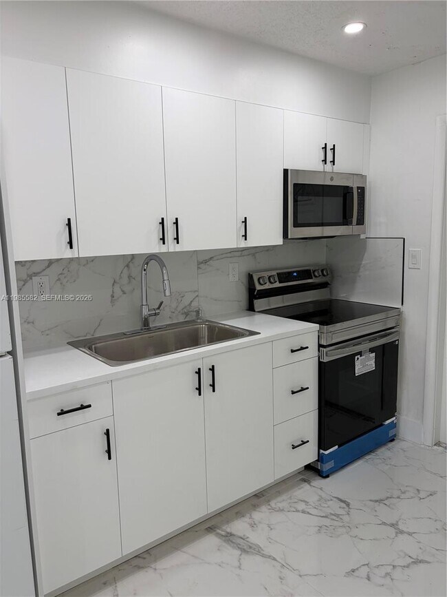 Building Photo - 6172 SW 44th St