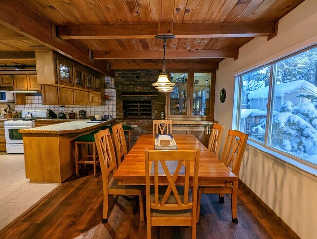 Building Photo - Pet friendly 4Bd home for a seasonal lease...