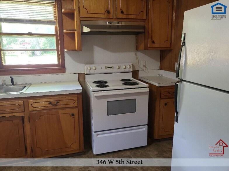 Building Photo - 346 W 5th St