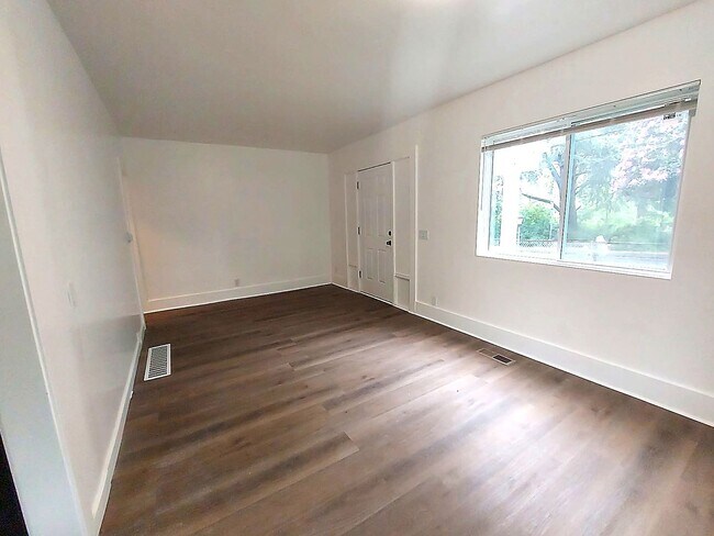 Building Photo - Spacious 4BD/3BA with Fenced Yard & Front Porch in North Seattle!