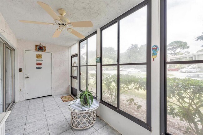 Building Photo - 425 Windrush Bay Dr