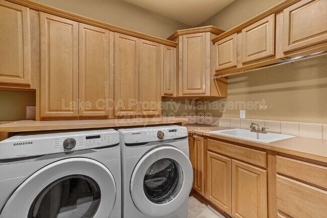 Building Photo - 8668 N Stable Trace Ct