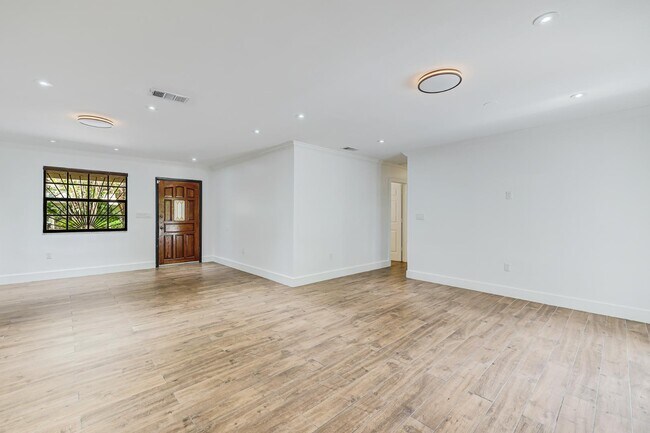 Building Photo - 7620 SW 59th Ave