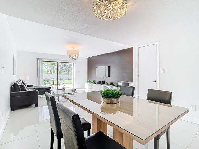 Building Photo - Vineland Road, Orlando, FL 32811 - 2 BR 2.5 BA townhouse