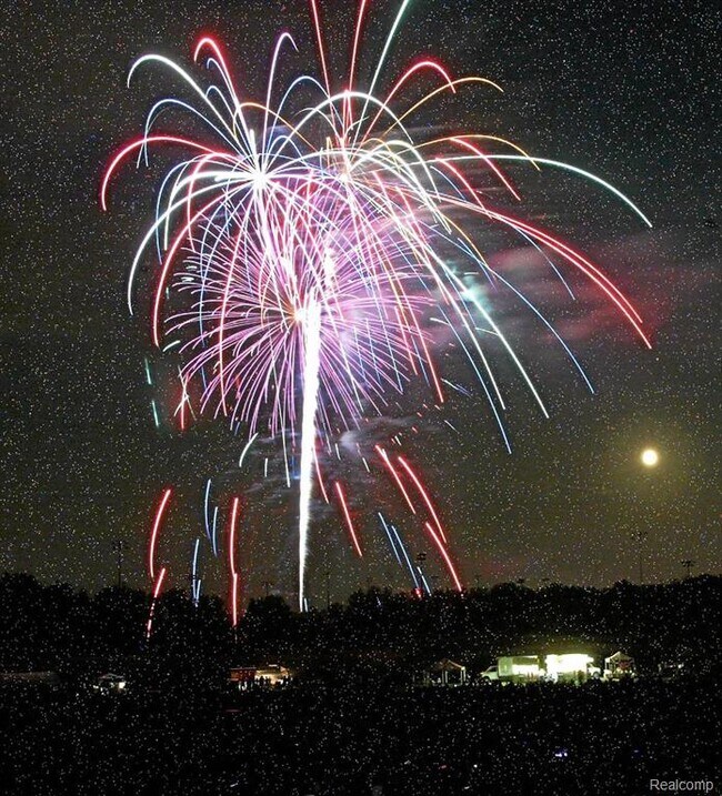 Building Photo - 5580 Sunnycrest Dr