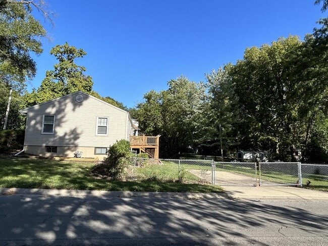 Building Photo - 6321 W 57th Terrace