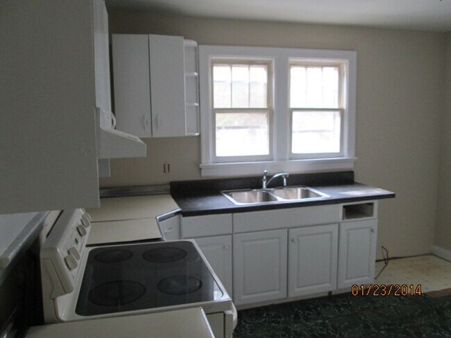 Building Photo - 3 bedroom home on 5 acres
