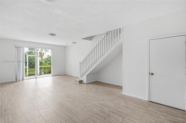 Building Photo - 2066 Madeira Dr