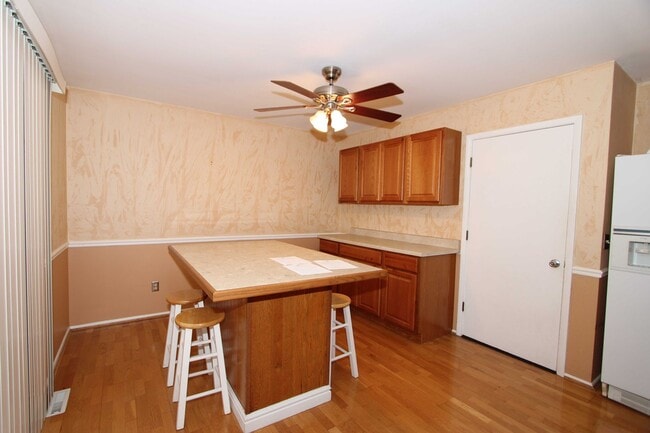 Building Photo - 3 bedroom 2 bathroom Single Family Home