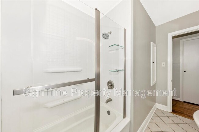 Building Photo - 11025 Rosewood Dr