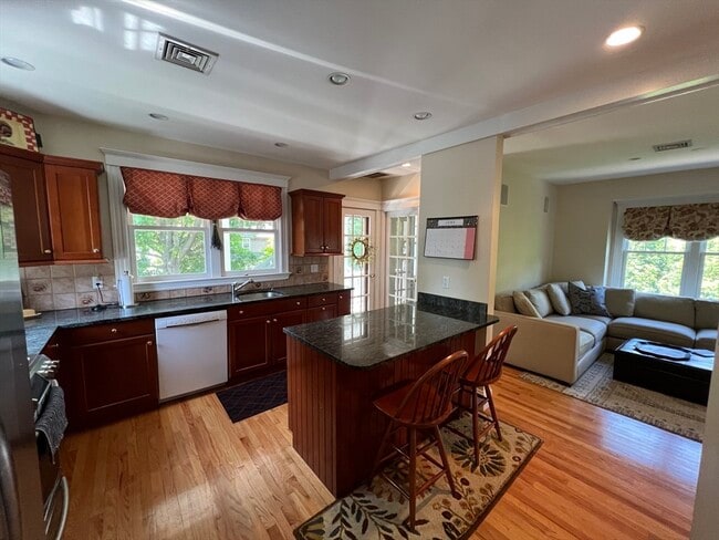 Primary Photo - 42 Barnard Ave