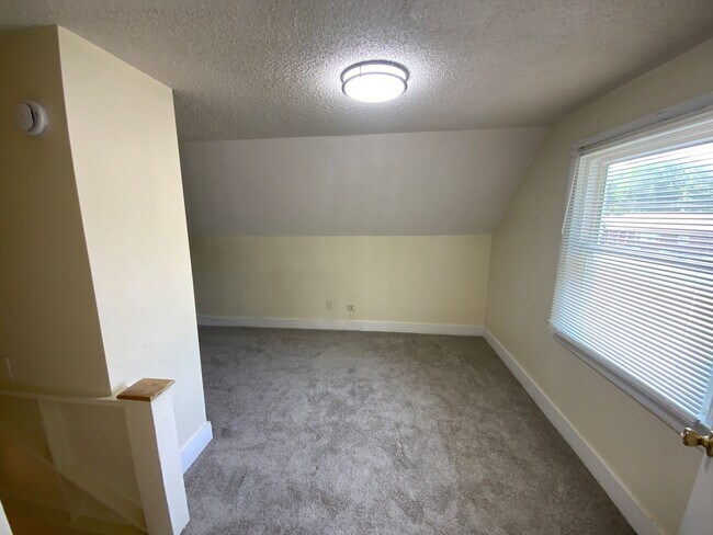 Building Photo - Charming 4 bd, 2 bth with 2 room Master Suite