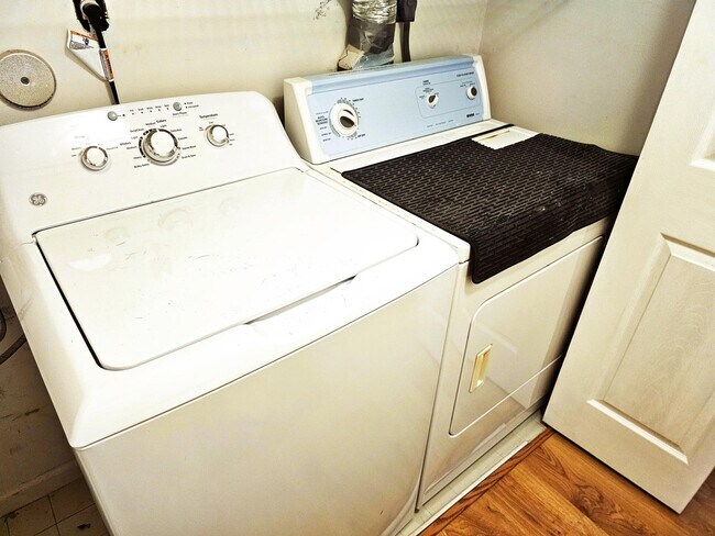 Building Photo - 6163 Seven Springs Blvd