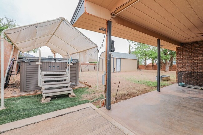 Building Photo - Spacious 3 Bedroom 2 bath with Solar Panels