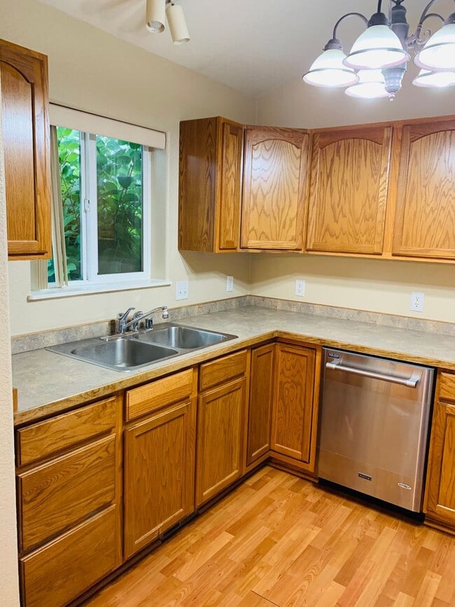 Building Photo - Single Level - 3 Bed - 2 Bath - Pet Friendly