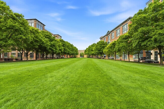 Building Photo - 250 Daniel Burnham Square
