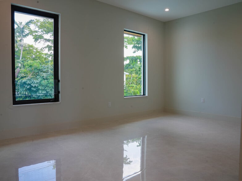 Building Photo - 6500 SW 84th St