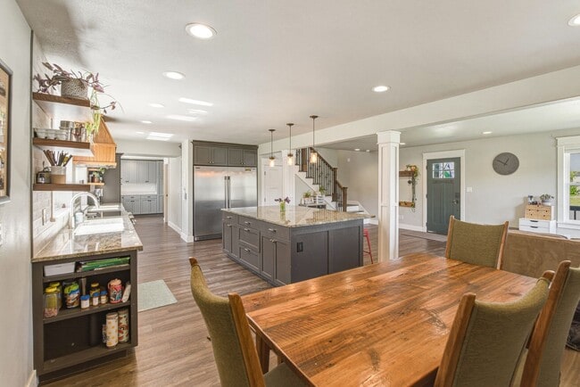 Building Photo - Bright & Spacious 4-Bedroom Haven Just Minutes from Leavenworth Village