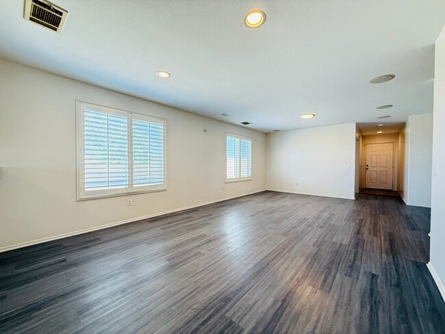 Building Photo - 44608 Avenida Linda