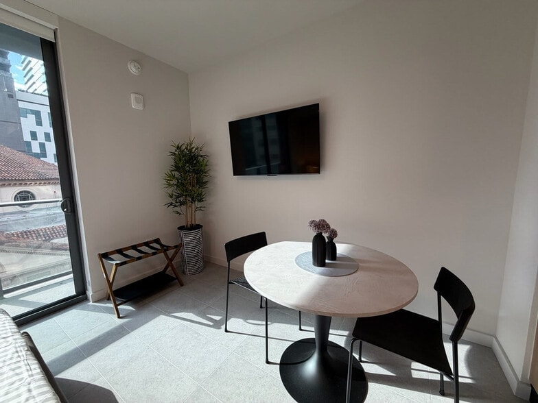 Building Photo - 121 NE 5th St