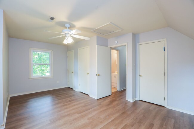 Building Photo - -- Available Now!  Spacious 4 Bed 2 Bath C...