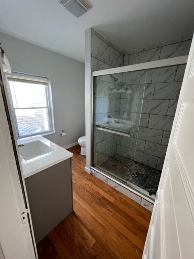 Building Photo - Welcome to 372 E 13th!!! 4 Bedroom 2 Bathr...