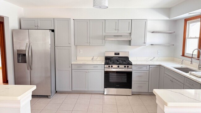 Building Photo - Charming 3BR , 2 BTHRM Duplex in Elizabeth