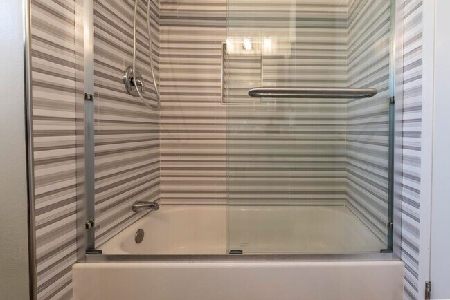 Building Photo - **Remodeled** spacious 5 bedroom home!!!