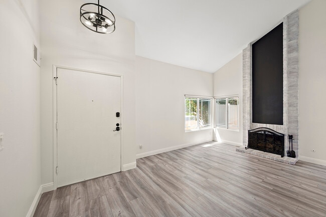 Building Photo - 10518 Pine Grove St