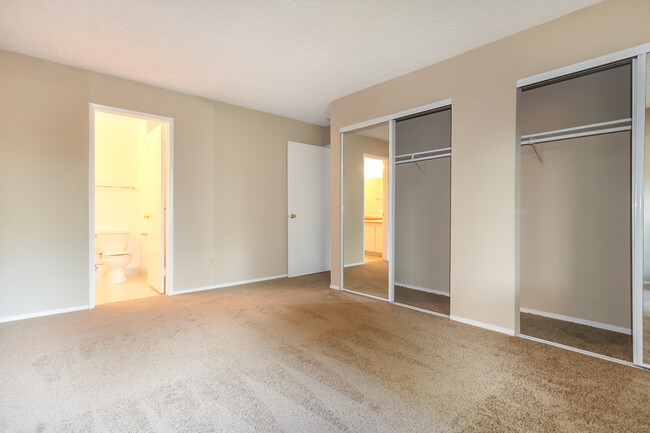 Building Photo - LOVELY AND SPACIOUS 2BR 2BA CONDO!!!