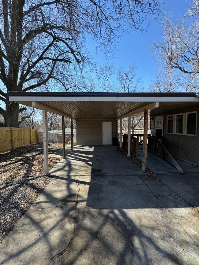 Building Photo - 647 Northborough Ln