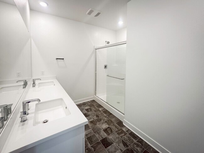 Building Photo - Beautiful Newer Construction,Townhome, 3 Bedroom / 2 Bathroom Home FOR RENT