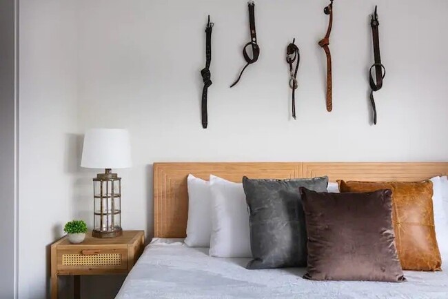 Building Photo - 738 Douglas Ave