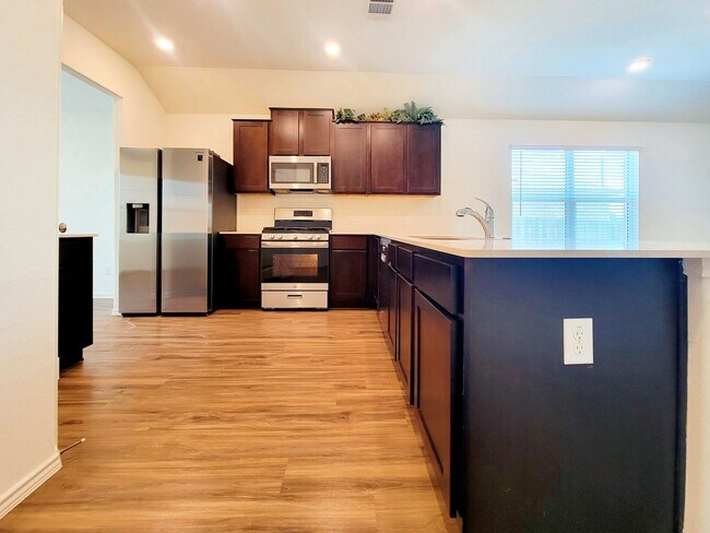 Building Photo - Modern & Spacious 3BR/2BA Home with Covere...
