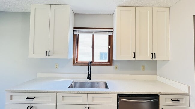 Building Photo - 431 S Village Ct