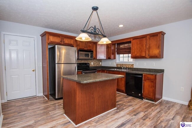 Building Photo - 605 Wind Brook Dr