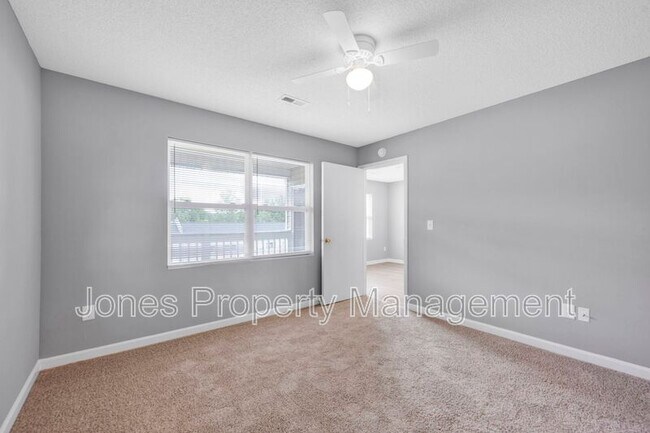 Building Photo - 305 Country Club Dr NE