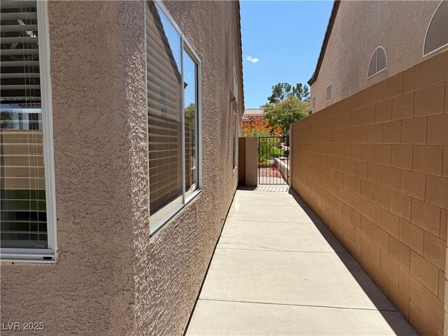 Building Photo - 1044 Thornfield Ln